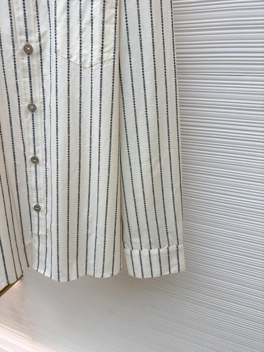 Chrome Hearts Sanskrit all-over yarn-dyed shirt ●Item number: 1680866-B60 ●Fabric: shirt fabric ●Technology: printing production ●Version: loose fit ●Weight: about 265 grams ●Size: S-M-L ●Description: The custom-dyed knitting yarn is made of 100-count double-ply yarn. (Minimum quantity of 1000 meters) is made on a large-scale yarn-dyed jacquard machine. It is paired with professional shirt ironing and sleeve ironing. Customized mold opening 14mm glazed black and silver buttons. Customized black and white printed small label. Customized 2.2×12cm black label. 0.3cm leather hanging ears. Customized accessories. The workmanship details are very good. The overall wiring is straight and delicate, the fabric is comfortable and soft, and the color is consistent without color difference. It can be matched with the same style to create a fashionable look and control various occasions. Customized accessories, complete with three standards, same style for men and women!